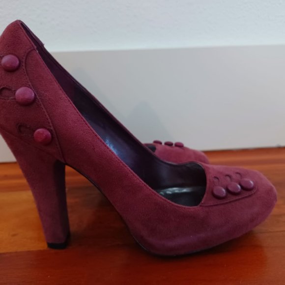 BCBG Paris, crushed velvet plum colored heels size 6 - Picture 2 of 6
